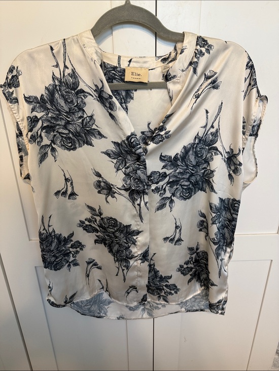 Elie Tahari Tops - Elie Tahari Ivory Short Sleeve Blouse with Floral Print